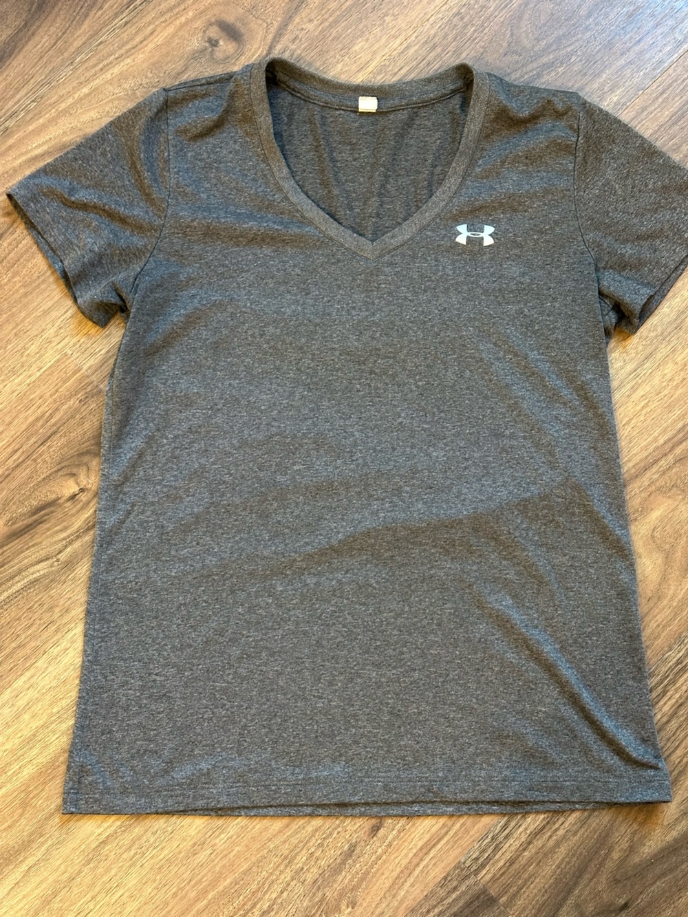 Under Armour Women’s  Dark Heather Gray V-Neck Performance Tee
